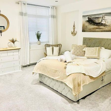 Stunning 3 Double Bedroom Beach Front Apartment 포츠머스 외부 사진