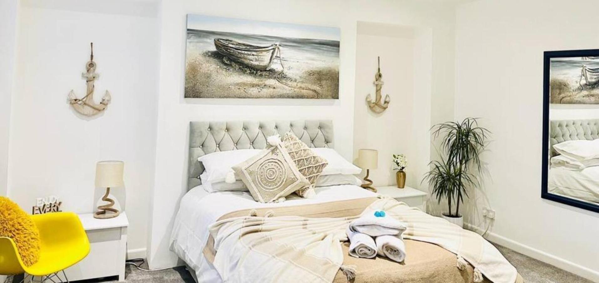 Stunning 3 Double Bedroom Beach Front Apartment 포츠머스 외부 사진