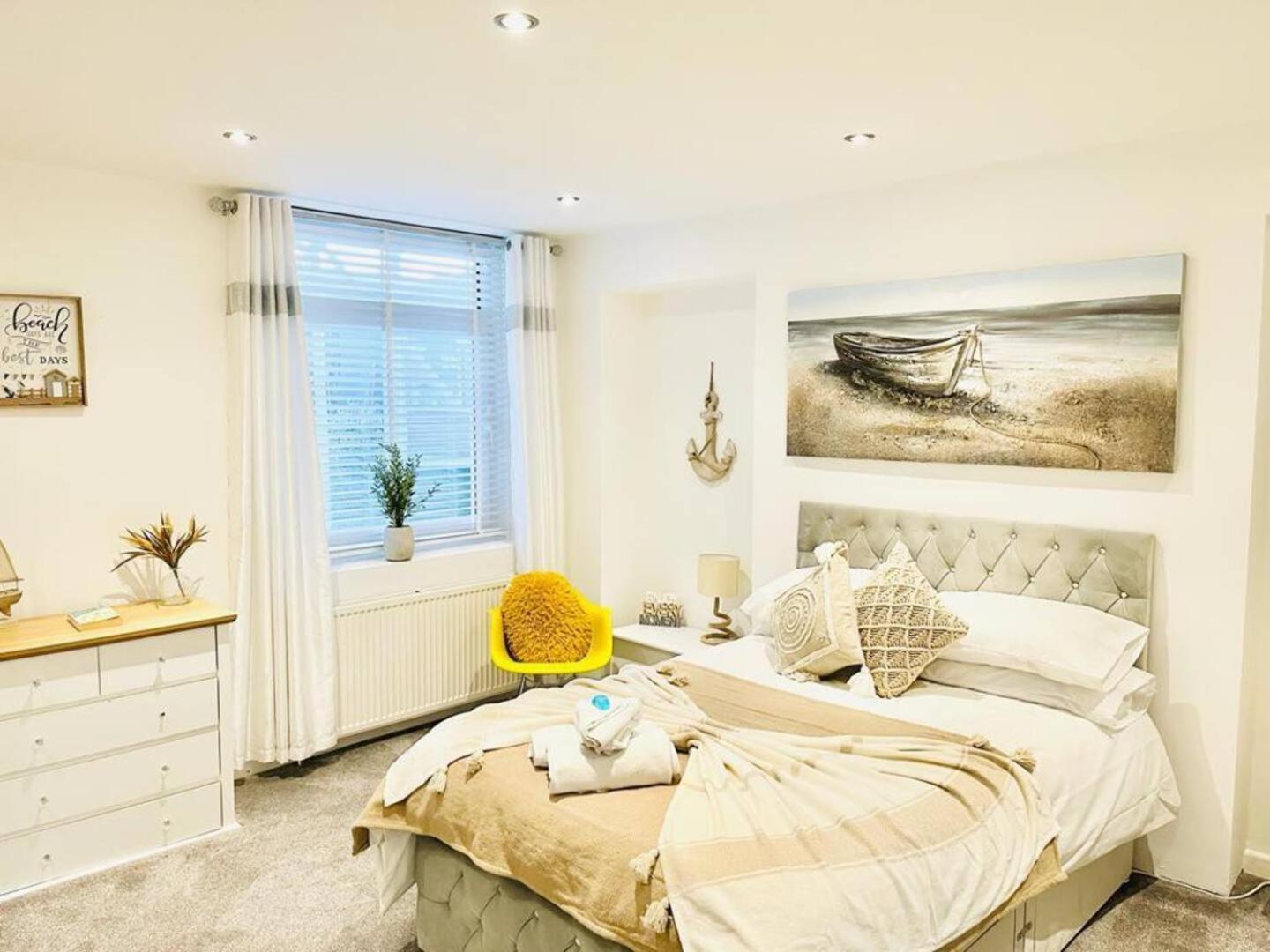 Stunning 3 Double Bedroom Beach Front Apartment 포츠머스 외부 사진