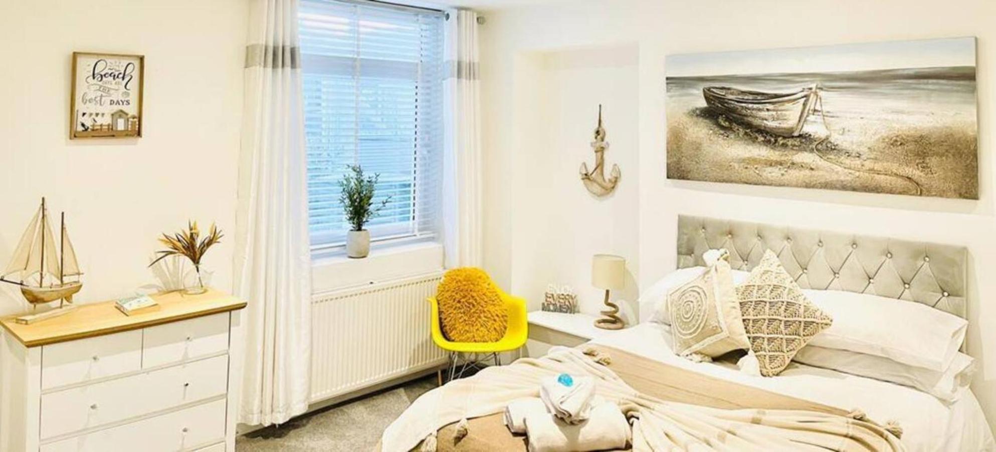 Stunning 3 Double Bedroom Beach Front Apartment 포츠머스 외부 사진