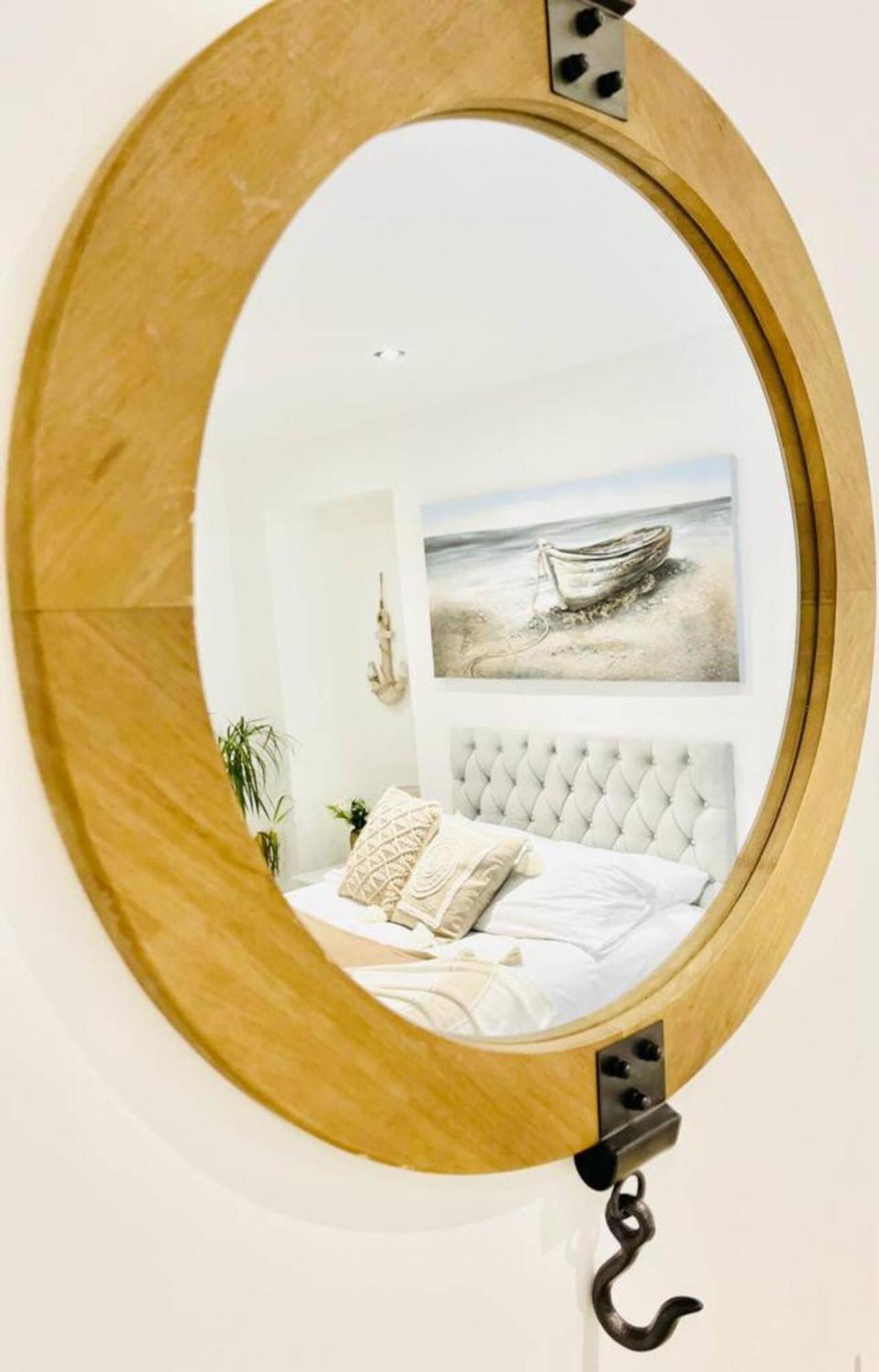 Stunning 3 Double Bedroom Beach Front Apartment 포츠머스 외부 사진